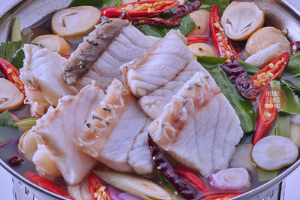 ต้มยำปลากระพงหม้อไฟ  (Seabass tomyum  hot pot)