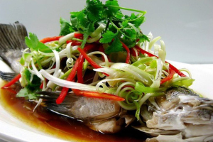 ปลากระพงนึ่งซีอิ๊ว (Steamed sea bass with soy sauce)