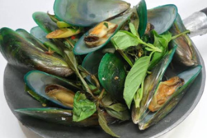 หอยแมลงภู่อบ (Pan-steamed mussels)