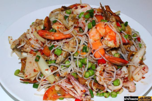 ยำขนมจีนทะเล  (Spicy Seafood Vermicelli Salad)