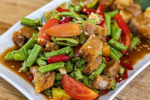 ตำถั่วหมูกรอบ (spicy salad with long bean and crispy pork)