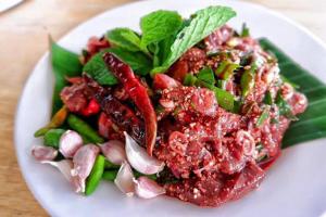 ก้อยเนื้อดิบ (Spicy Raw Beef Salad)