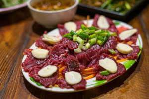 ซอยจุ๊ (Raw Beef Bitter Sauce)