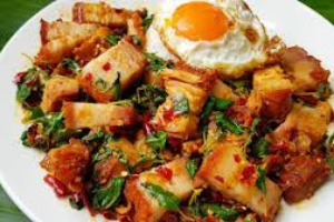 กระเพราหมูกรอบ 			