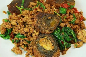 กระเพราไข่เยี่ยวม้า