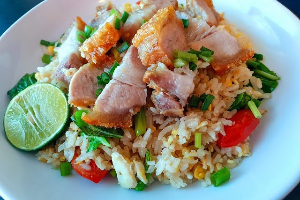 ข้าวผัดหมูกรอบ