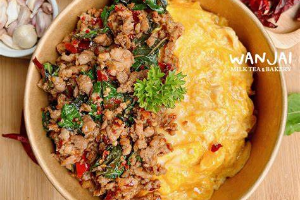 กระเพราหมูสับ ไข่ข้น