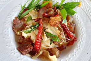 พาสต้าผัดพริกแห้ง Stir-fried pasta with dried chilli
