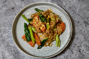 ผัดซีอิ๊วหมู (PHAD SEE EW MOO)