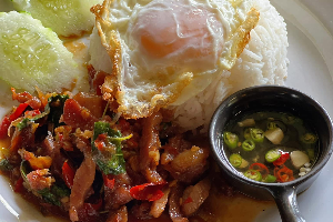 ผัดกะเพราหมูแดดเดียว ไข่ดาว