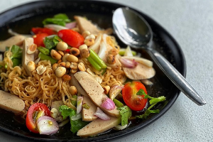 ยำมาม่า หมูยอ