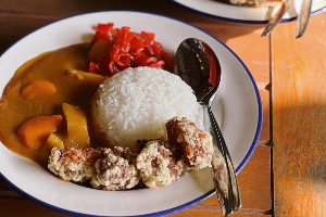 ข้าวแกงกะหรี่ไก่ทอด (แบบเผ็ด)