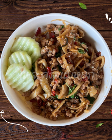 ข้าวกระเพราหมูสับหน่อไม้