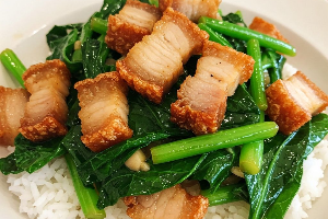คะน้าหมูกรอบราดข้าว