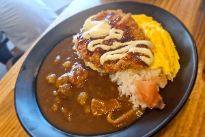 ข้าวหน้าแกงกะหรี่ทงคัตสึไข่ข้น 