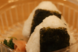 ข้าวปั้นโอริกินิแซลมอนย่าง(2คำ)