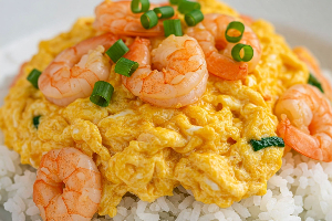 ไข่เจียวกุ้งสับราดข้าว