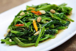 ยอดผักบุ้ง ผัดไฟแดง (กับข้าว)