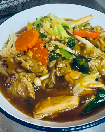 L.12 Stir-fried flat noodles in Gravy Sauce (Pork) ราด