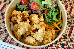 ข้าวไก่กรอบซอสเทริยากิ