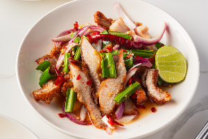 ยำคอหมูทอด