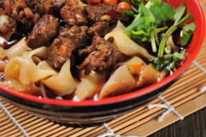 008:บะหมี่มีดบาดซุปนํ้ามันวัว(เส้นมีดบาด)