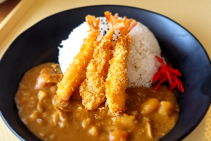 ข้าวแกงกะหรี่กุ้งทอด