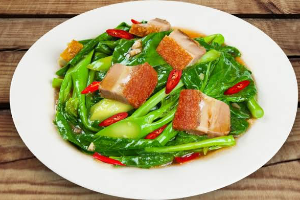 ผัดคะน้าหมูกรอบ