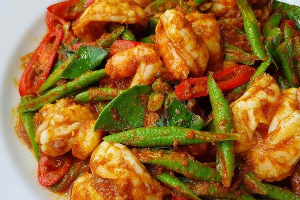 Fried red curry paste-ผัดเครื่องแกงราดข้าว 