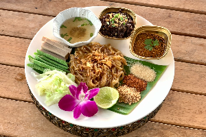 เส้นคลุก นาคีมีมนตร์ (Nakee Meemon Noodles Mixed) 