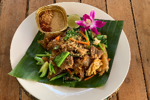 เส้นใหญ่ ผัดซีอิ๊วหมู (Wide Rice Noodles, Stir-Fried with Soy Sauce and Pork)