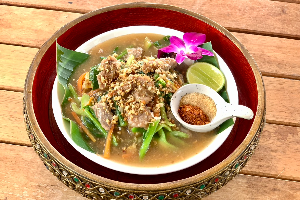 เส้นใหญ่ ราดหน้าหมู (Fried Wide Noodle with Pork in Gravy Sauce)