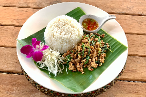 ข้าว/กระเพราหมูสับ (Rice Topped Stir-Fried Minced Pork and Basil)
