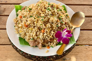 ข้าวผัดหมูจานใหญ่ (Large Plate of Pork Fried Rice)