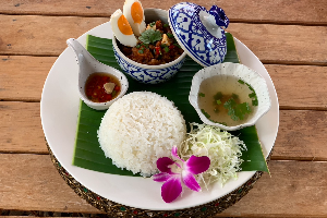 เซทข้าว หมูสับไข่เค็มผัดพริกเกลือ (Rice Topped with Stir-fried minced pork with chili, salt and salted egg)