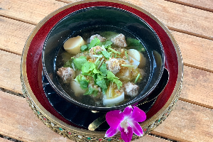 แกงจืดเต้าหู้หมูสับ (Clear Soup with Tofu and Minced Pork)