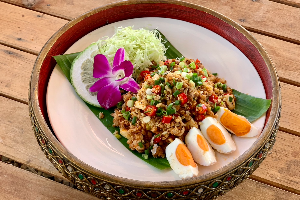 หมูสับไข่เค็มผัดพริกเกลือ กับข้าว (Stir-fried minced pork with chili, salt and salted egg)