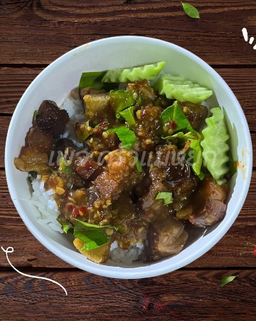 ข้าวพริกแกงหมูกรอบ