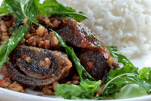 กะเพราหมูสับไข่เยี่ยวม้า