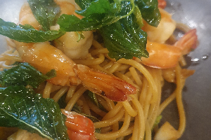 สปาเก็ตตี้กุ้ง กระเพรากรอบ