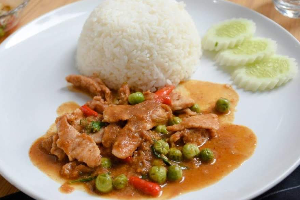 ข้าวผัดพริกแกงหมู