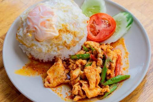 ข้าวผัดพริกแกงไก่