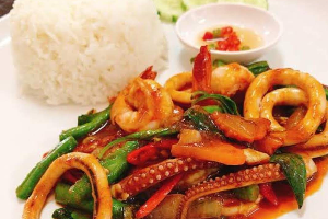 ข้าวผัดพริกแกงทะเล