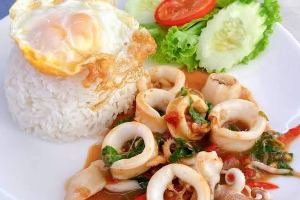 ข้าวกระเพราปลาหมึก