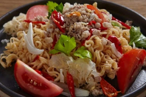 ยำมาม่าหมูสับ