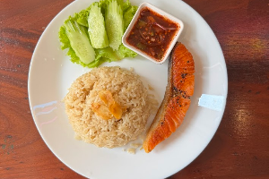 ข้าวผัดกระเทียมปลาแซลมอล