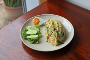 ข้าวผัดแกงเขียวหวานหมู