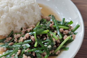 ผัดกุ้ยช่ายหมูสับ
