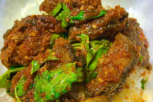 ข้าวพริกแกงปลาดุกกรอบ