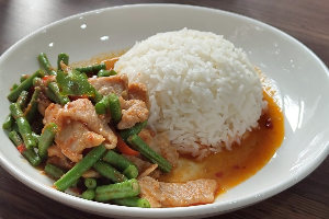ผัดพริกแกงใส่ถั่วฝักยาว